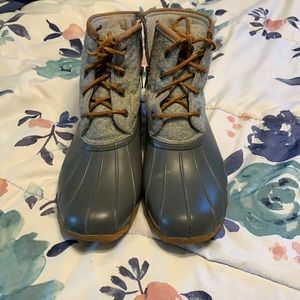 Sperry saltwater embossed Women’s water proof boots.